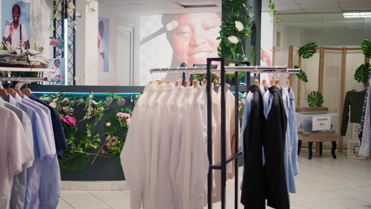 빈 중고품 가게 가 빈티지 물건 을 판매 하고 있다