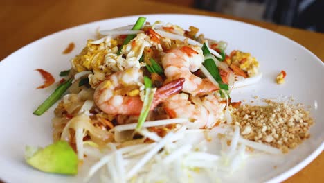 delicioso pad thai adornado con limón fresco