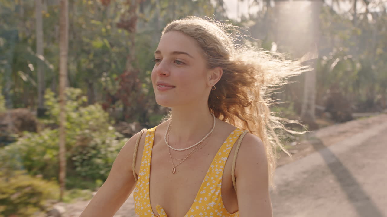 viaggiare donna in motocicletta su un'isola tropicale viaggio su strada godendo di una motocicletta felice donna indipendente esplorando la libertà in vacanza