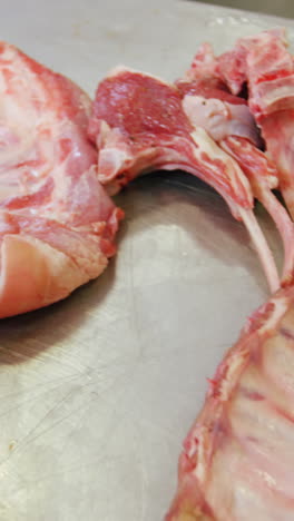 carne de animal en la encimera de trabajo