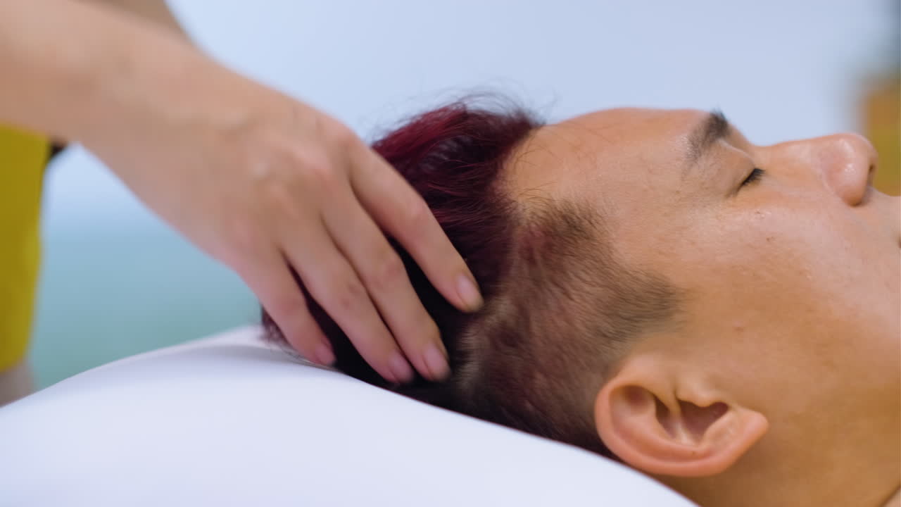 남자에게 마사지를 주는 안마사