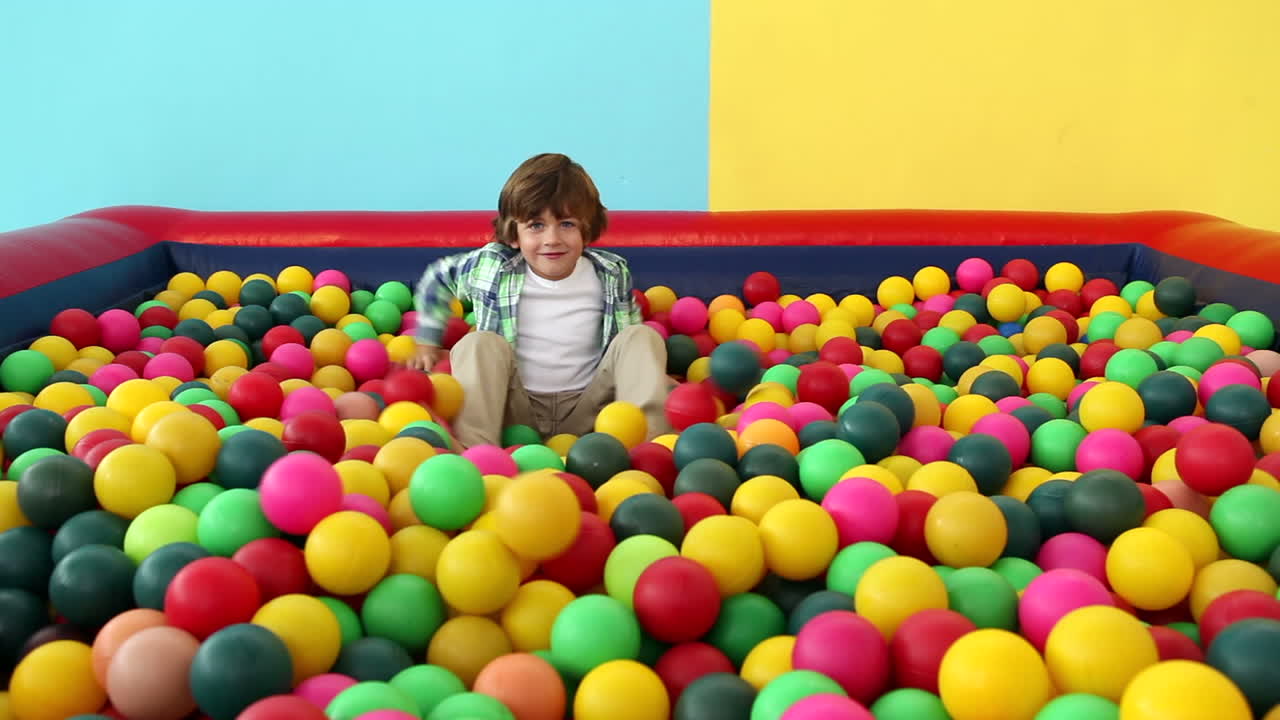 un niño lindo jugando al billar de pelota