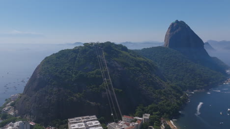 Imágenes-Aéreas-Estáticas-De-La-Montaña-Pan-De-Azúcar-Con-Los-Teleféricos-Subiendo-Y-Bajando.