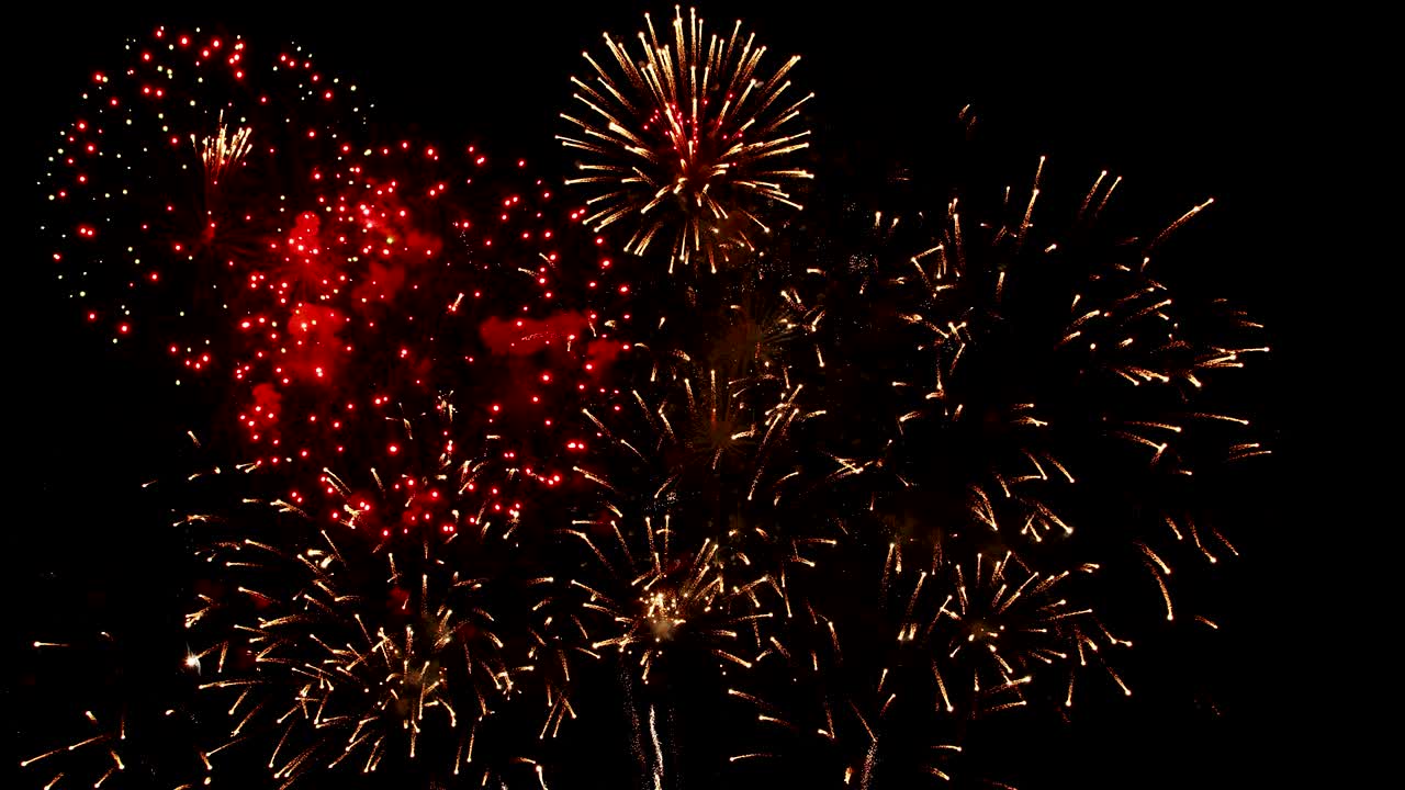 la verdadera celebración de fuegos artificiales cielo colorido en el fondo negro y el texto feliz año nuevo 2020.