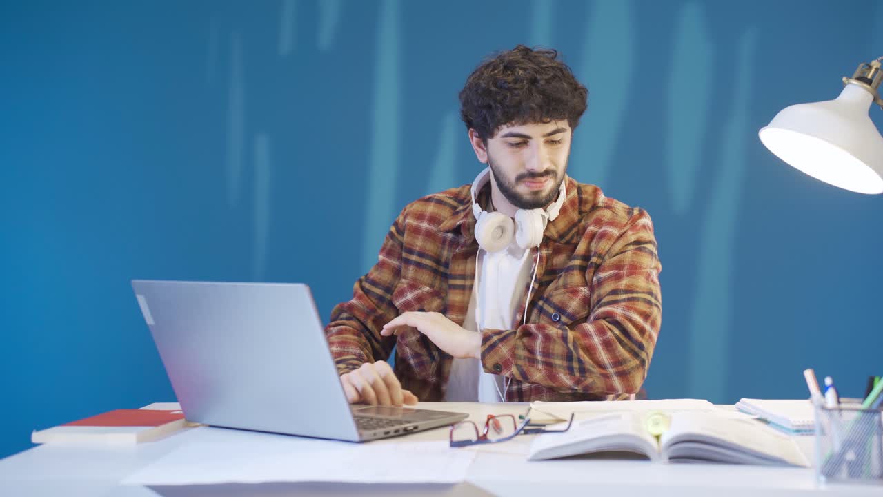 El joven frustrado se enoja y aburre con lo que ve en la pantalla de la laptop.