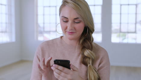 puesta en marcha, comunicación o mujer con teléfono