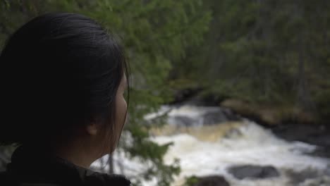 Mädchen,-Das-Einen-Fluss-Im-Wald-Betrachtet