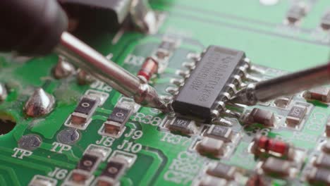 Diagnosing-a-faulty-circuit-board-with-a-multimeter
