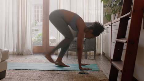 Mujer-Sana-Haciendo-Ejercicio-En-Casa-Practicando-Posturas-De-Yoga-En-La-Sala-De-Estar-Disfrutando-Del-Ejercicio-Físico-Matutino