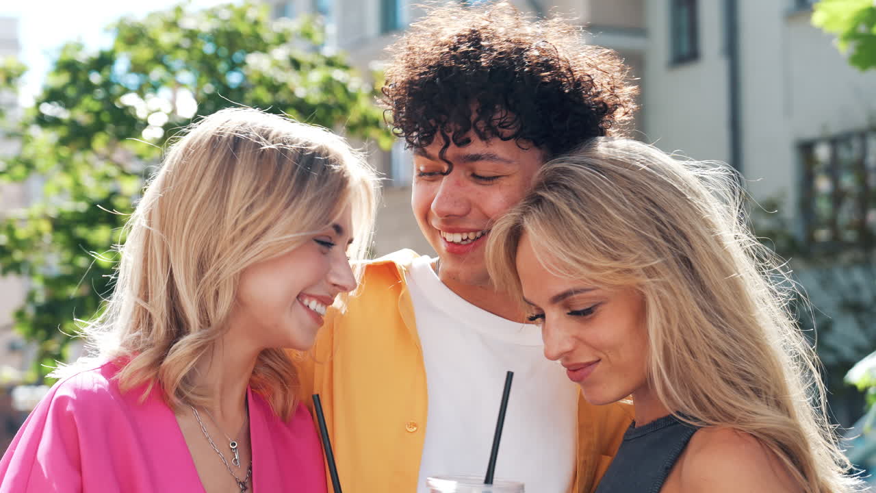 친구 들 이 야외 에서 술 을 즐기고 있다