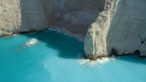 impresionantes acantilados del mar egeo de las islas jónicas de grecia, drone aéreo