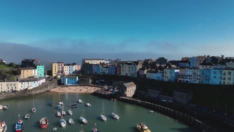 Vista-Aérea-De-La-Popular-Ciudad-Costera-Galesa-De-Tenby-En-Pembrokeshire