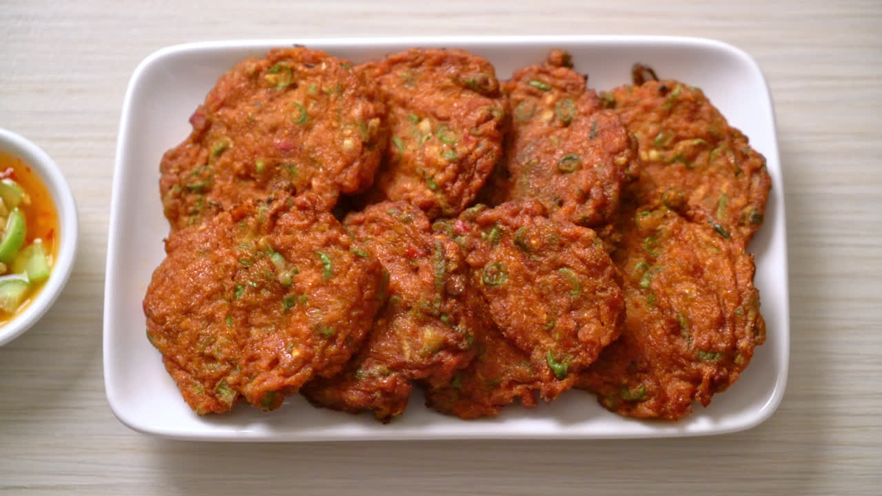 튀긴 생선 페이스트 볼 또는 튀긴 생선 케이크 - 아시아 음식 스타일