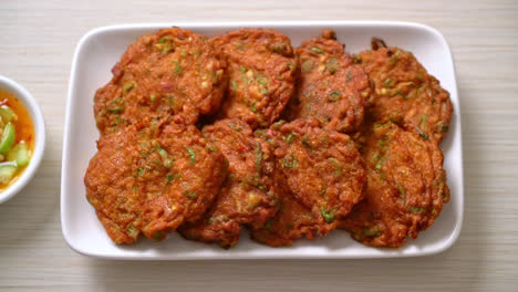bolas de pasta de pescado frito o pastel de pescado frito - estilo de comida asiática