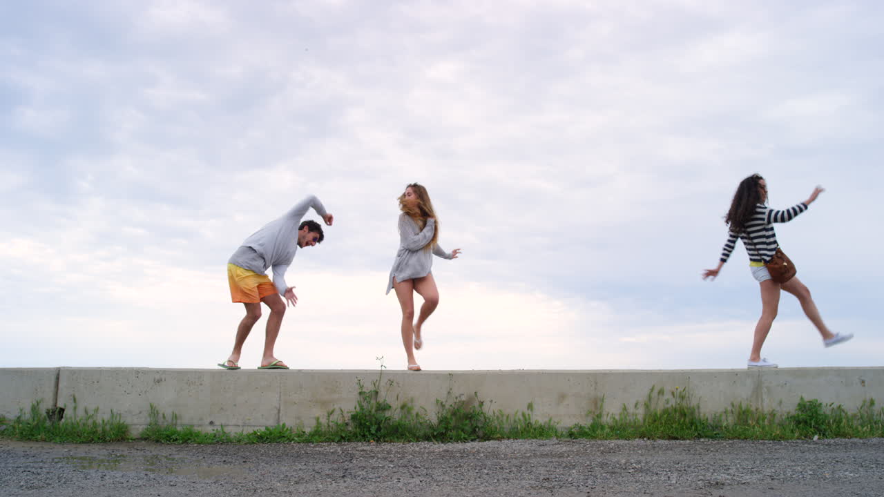 즐거운 시간을 보내는 행복한 다양한 친구들의 그룹