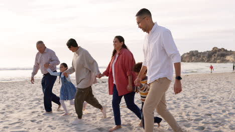 Große-Familie,-Händchen-Haltend-Und-Am-Strand-Spazieren-Gehen