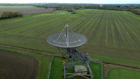 vista aérea revelada sobre la matriz de telescopios del radio observatorio mullard mrao en la campiña de cambridge