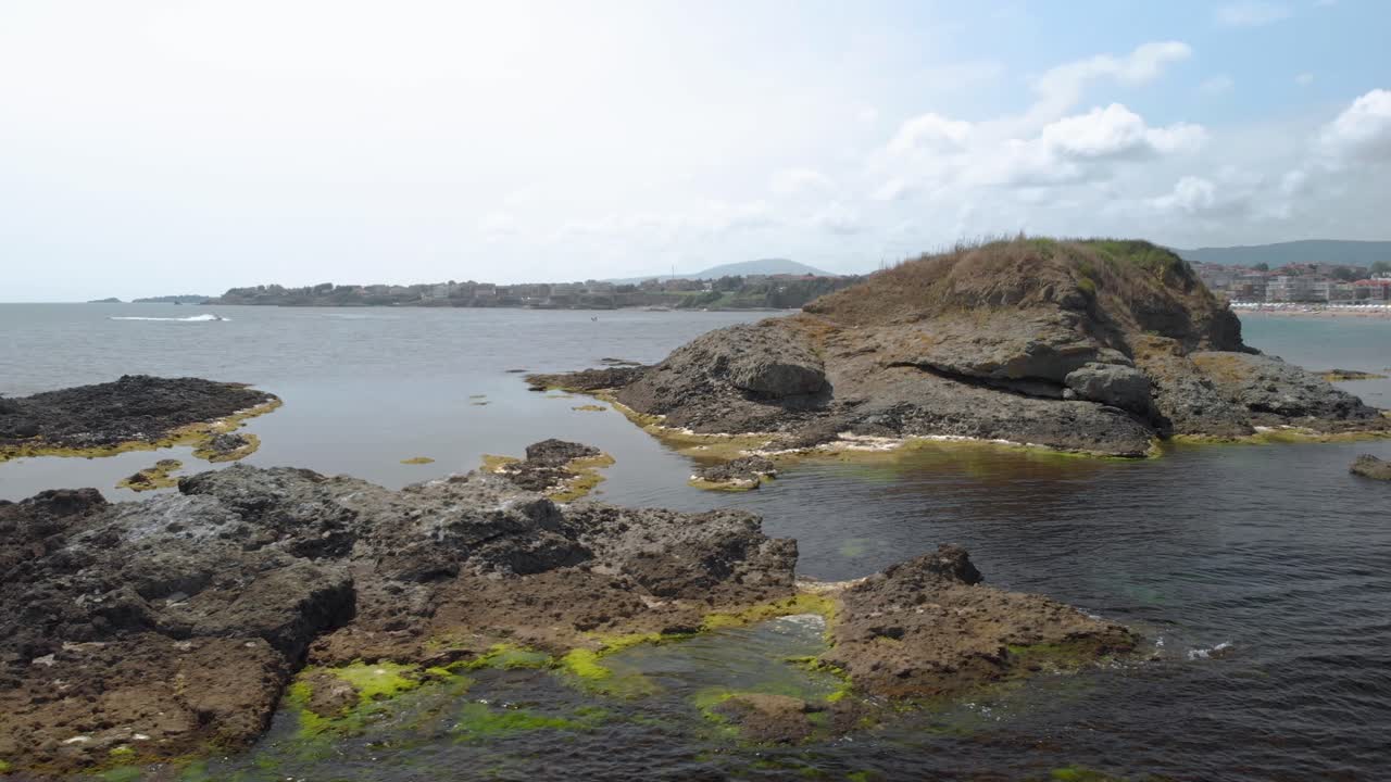 imágenes de arco de drones alrededor de una pequeña isla en el mar negro, bulgaria-1
