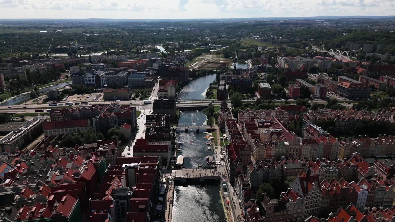 hermoso casco antiguo, la motlawa en la gran ciudad de gdansk, el río a través del centro de la ciudad con barcos, danzig, gdank, polonia, europa, dron