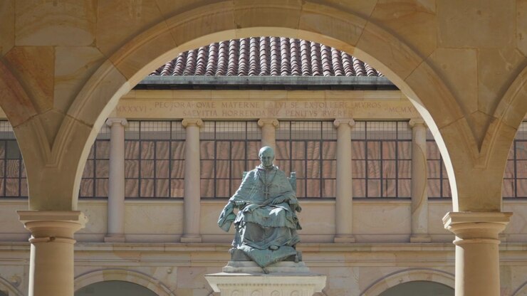 Statua in bronzo dell'arcivescovo Valdés Salas presso lo storico edificio dell'Università di Oviedo nelle Asturie