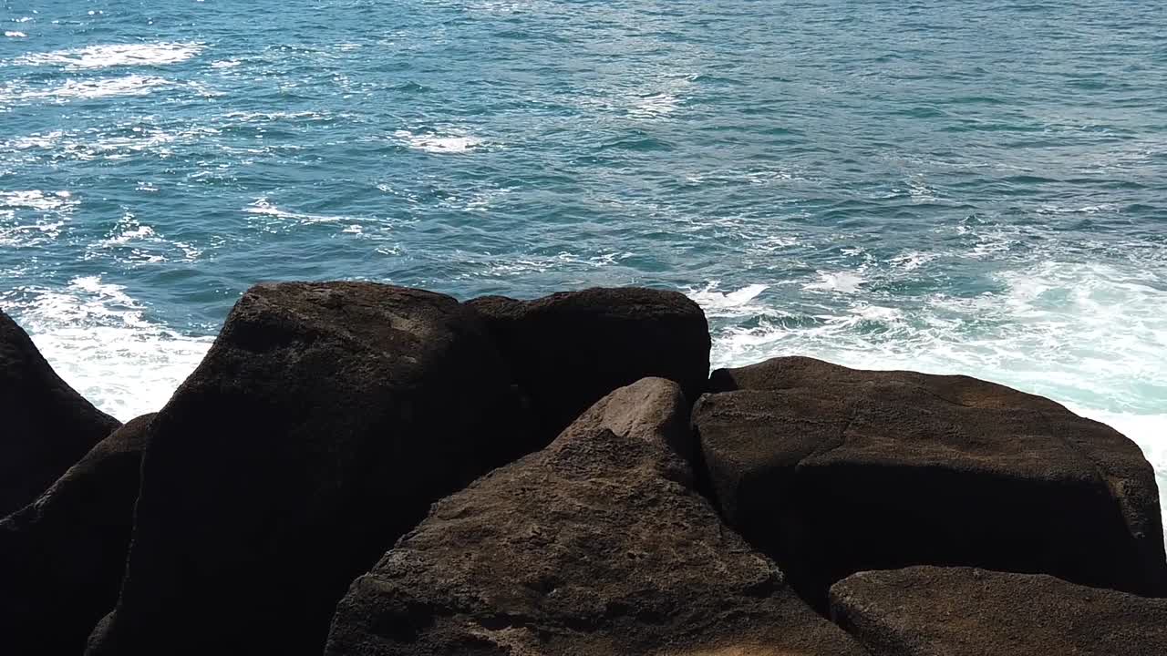 hd 슬로우 모션 하와이 카우아이 전경에서 용암 바위와 함께 소용돌이치는 파도의 오른쪽에서 왼쪽 팬