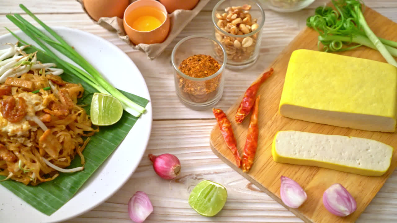 팟타이 또는 새우를 곁들인 볶음 국수