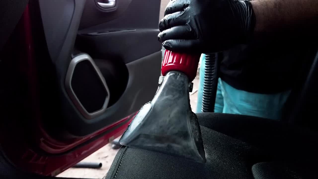 hombre limpiando y desinfectando el asiento del pasajero