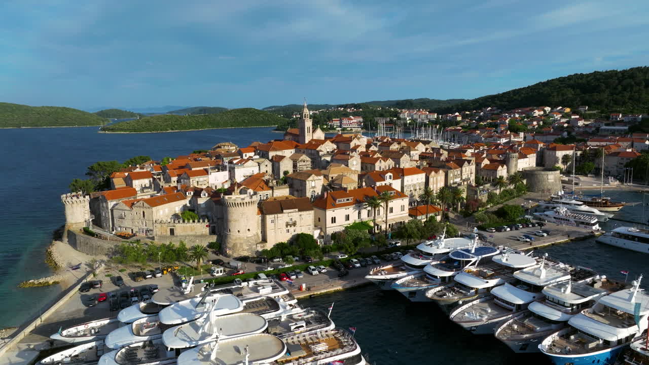 Città Vecchia di Korčula in Croazia di giorno - Ripresa con drone.