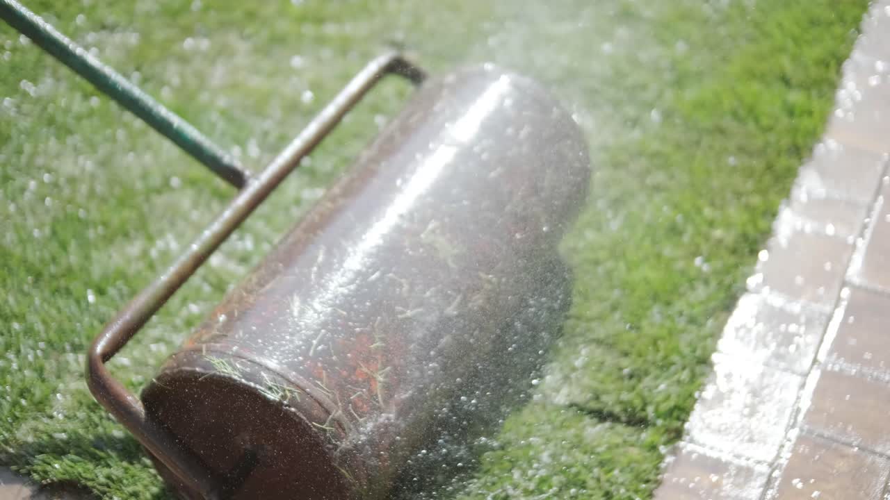 잔디 설치 및 조경 프로젝트를 위해 뒷마당 정원에 소드 풀을 는 사람, 주거 마당의 신선하고 푸른 잔디를 위해 집 개선 및 야외 유지에 초점을 맞추고 있습니다.