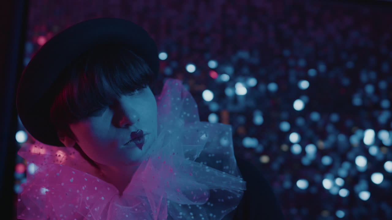 밝은 벽에 있는 젊은 여성의 클로즈업 뷰