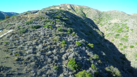 Toma-Aérea-Sobre-El-Histórico-V-En-Una-Ladera-En-Ventura-California