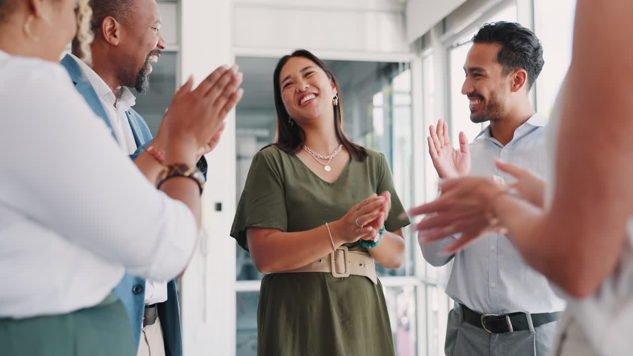 el apretón de manos, felicitaciones.