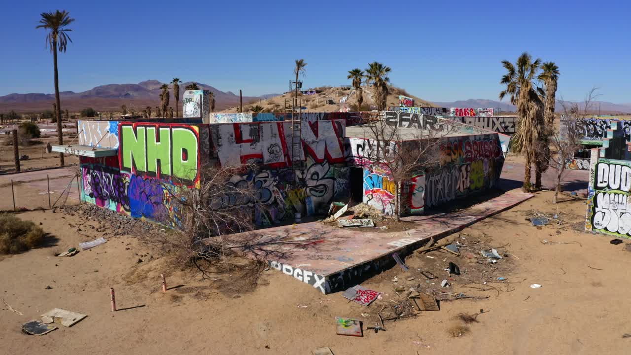 Graffiti su edifici abbandonati e fatiscenti nel deserto.