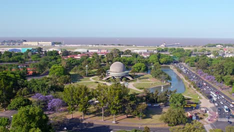 carretilla aérea en vista del edificio del planetario galileo galilei situado en un parque con un estanque en buenos aires, argentina