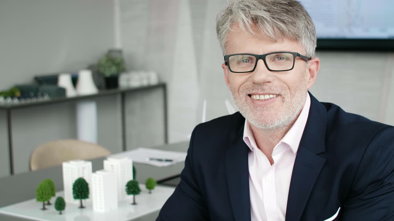 사무실 에서 미소 짓고 성숙 한 사업가