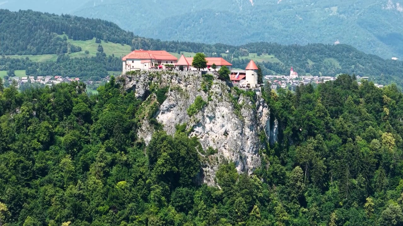 Bledin linna, Slovenia. Dronenäkymä keskiaikaisesta maamerkistä ja matkailukohteesta Bled-järven yläpuolella aurinkoisena kesäpäivänä.