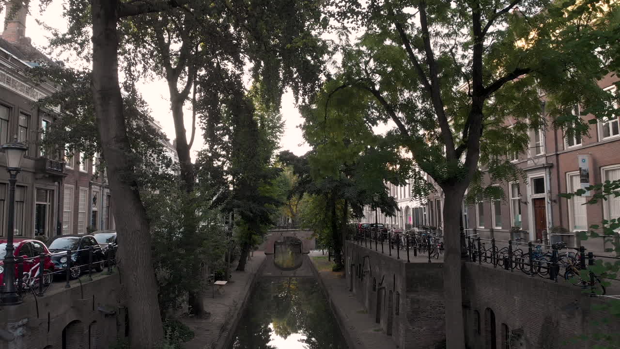 중세 네덜란드 도시 위트레흐트(utrecht)에 있는 니우웨 그라흐트(nieuwe gracht)의 이른 아침 운하 전경