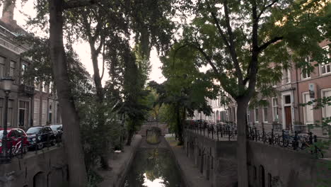 antena vista del canal temprano en la mañana del nieuwe gracht en la ciudad holandesa medieval de utrecht al amanecer a través de los árboles en la altura del nivel superior de la calle