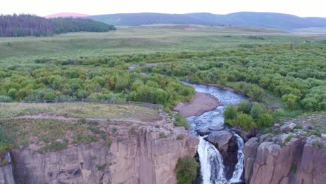 vista de drones de una gran cascada en un arroyo en colorado