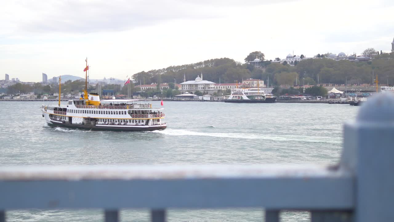 Traghetto nel porto di Istanbul