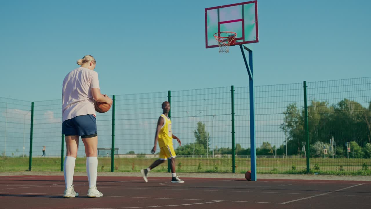 Giocatori di basket sul campo