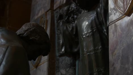 esculturas de piedra dentro de la catedral de gloucester en inglaterra, reino unido