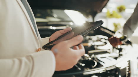 hombre de negocios revisando diagnósticos de automóviles