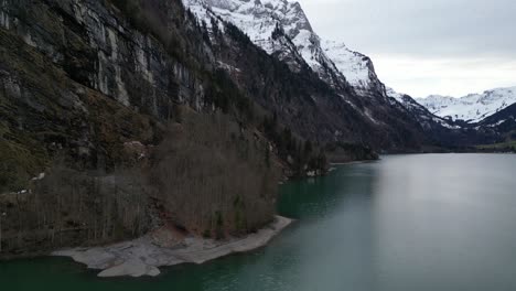 Klöntalersee-Schweiz-Strand-Am-Rande-Des-Türkisfarbenen-Sees