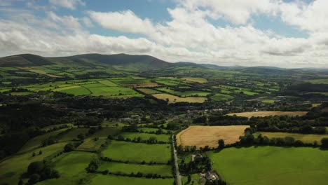 Paisaje-Rural-Irlandés,-Aughrim,-Wicklow-Agosto-De-2020,-El-Dron-Empuja-Gradualmente-Hacia-El-Pueblo-Que-Mira-Al-Sur-Hacia-Las-Colinas-De-Toberlownagh