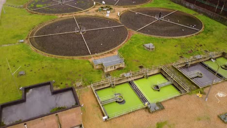 planta de tratamiento de aguas residuales de aguas residuales del lado del bosque en thetford, norfolk - toma aérea de vuelo hacia adelante con drones