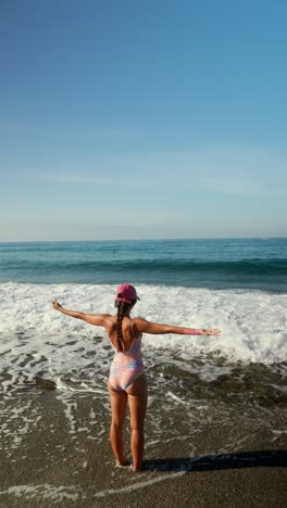 mujer disfrutando del océano en la playa