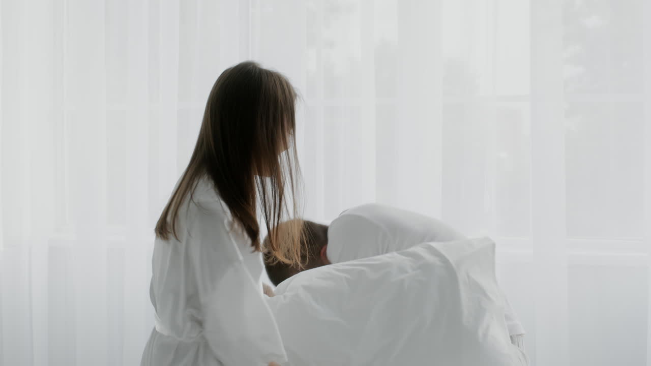 밝은 침실에서 베개 싸움