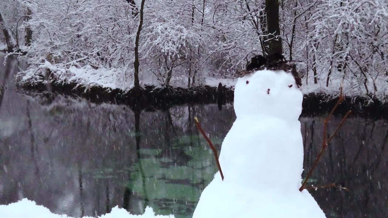 유명한 niebieskie źródła 블루 스프링 풀 자연 보호 구역 트레일, 폴란드 슬로우 모션 앞의 눈사람