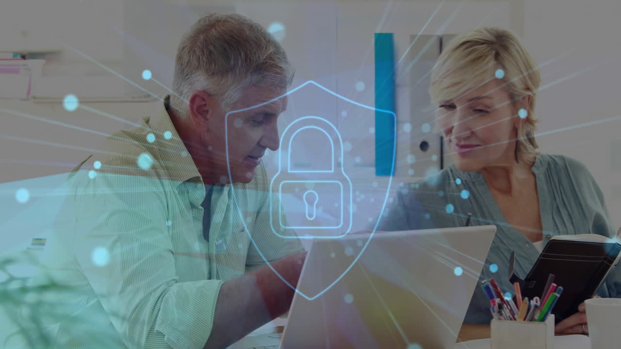 animación de candado y red de conexiones sobre hombres de negocios caucásicos en la oficina